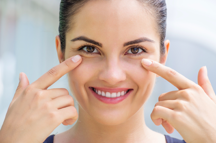 Làm thế nào để chăm sóc da vùng mắt